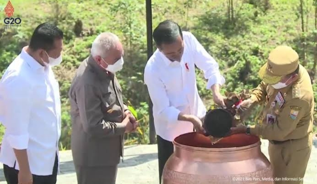 Gubernur Al Haris saat serahkan ke Jokowi Tanah Pilih dan Air Kolam Telago Rajo di Titik Nol IKN