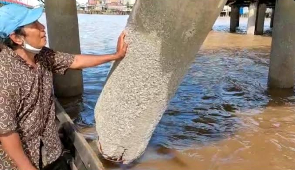 Tiang jembatan WFC yang patah ditabrak kapal
