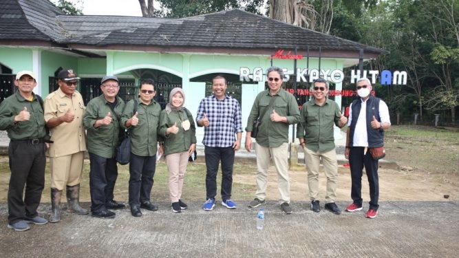 Bupati Romi saat berada di situs keramat Rang Kayo Hitam 