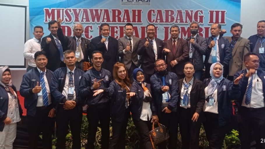 Syahlan Samosir bersama anggota PERADI Jambi