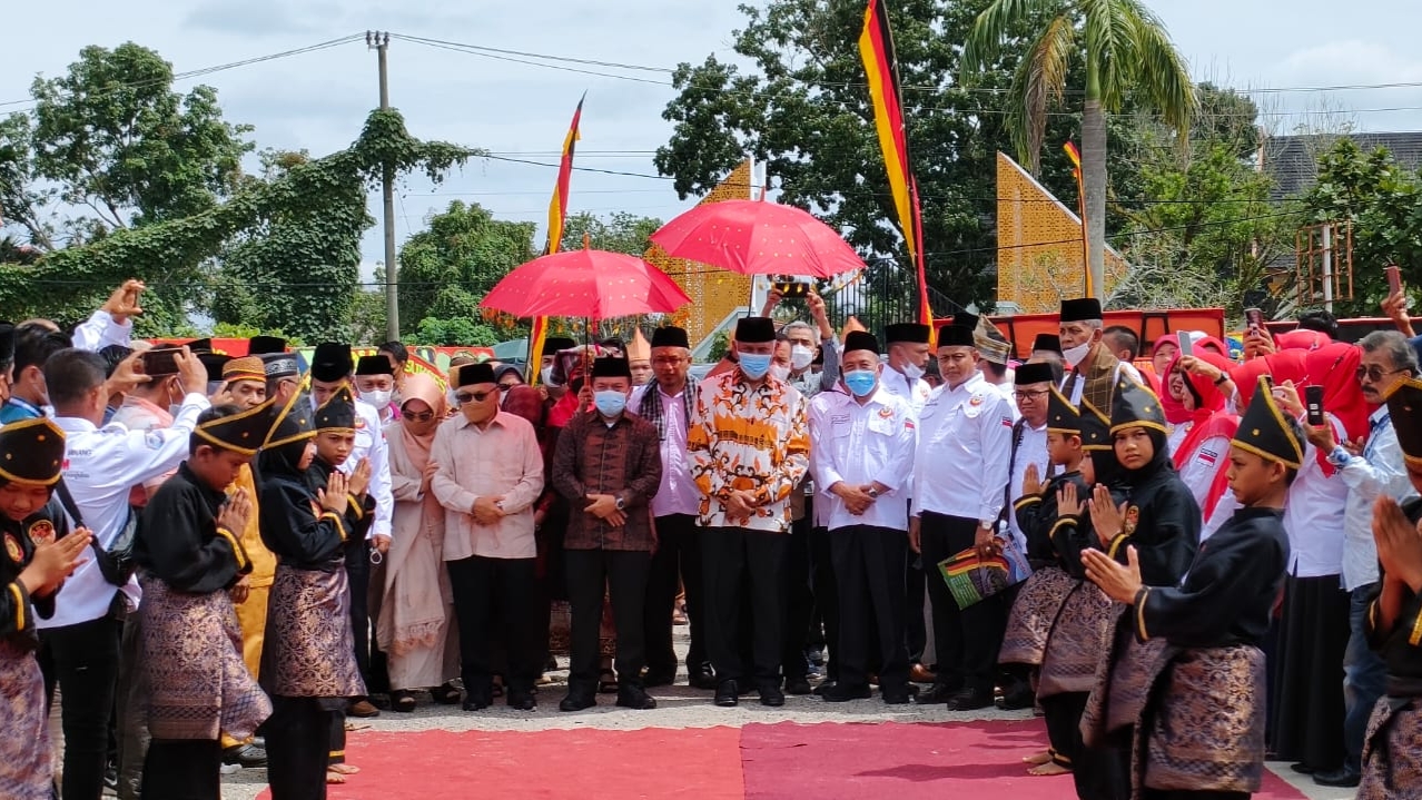 Gubernur Al Haris dan Gubernur Mahyeldi saat hadiri pengukuhan IKM Merangin