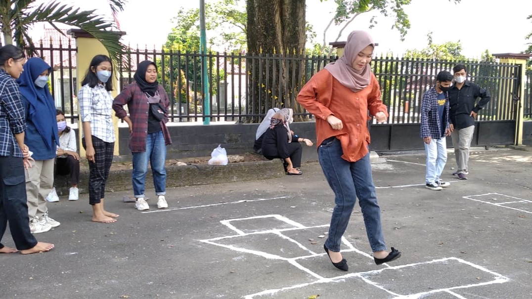 Komunitas Jejak Kebudayaan Jambi saat pengenalan permainan tradisional 
