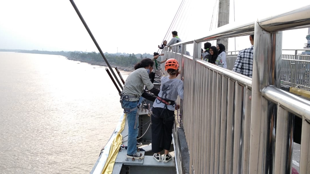 Aksi Mapala di Jembatan Gentala Arasy peringati Hari Air Sedunia