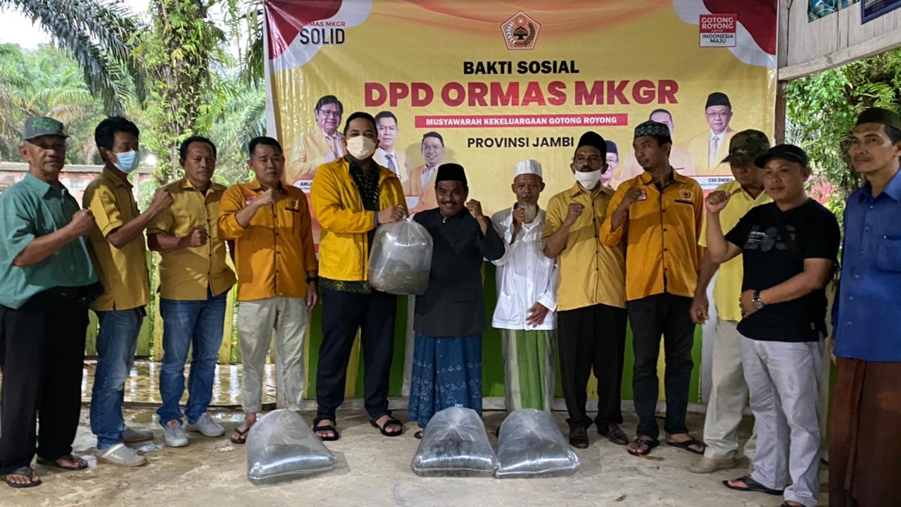 Pinto Jayanegara saat hadiri tabur benih ikan Ormas MKGR Merangin di Ponpes Tahfizulquran Alhadhrami