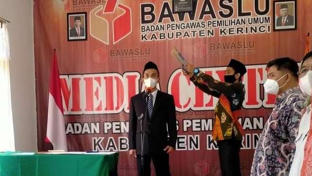 Zamhuri saat dilantik jadi anggota Bawaslu Kerinci