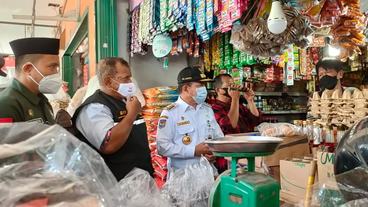 Gubernur Al Haris saat sidak harga bahan pokok di Pasar Angso Duo Baru Jambi 