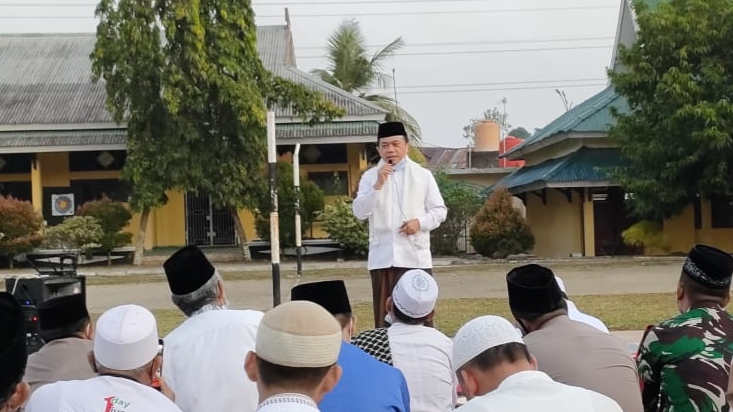 Gubernur Al Haris saat subuh berjamaah di SMAN 9 Kota Jambi