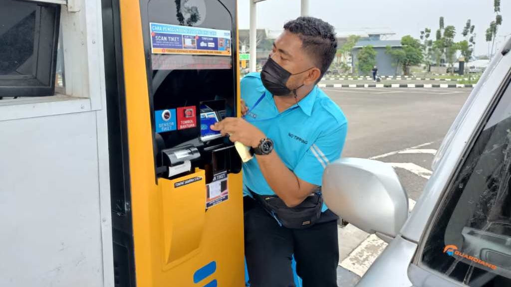 Petugas penjaga parkir non tunai 