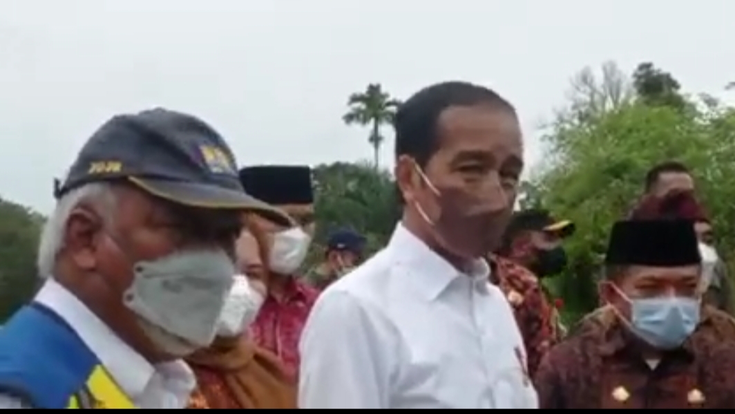 Presiden Jokowi berbincang dengan Borju saat kunjungan di Candi Muaro Jambi 