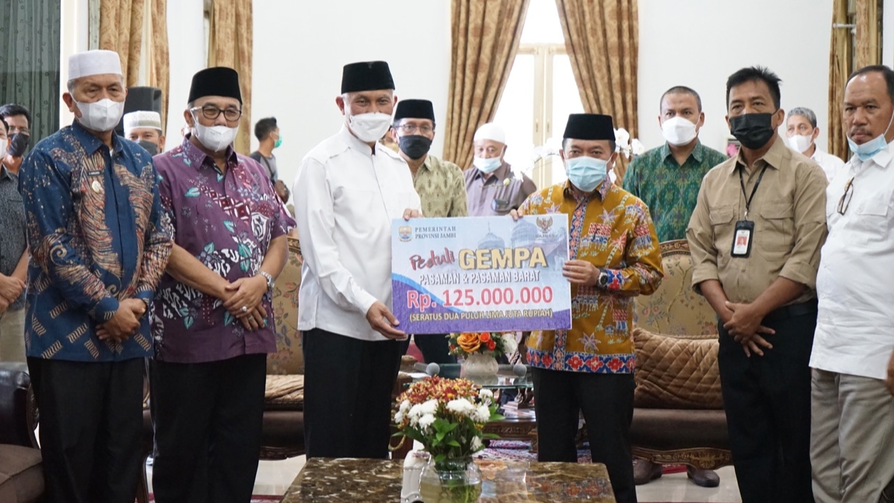 Gubernur Al Haris saat serahkan bantuan untuk korban gempa di Pasaman dan Pasaman Barat