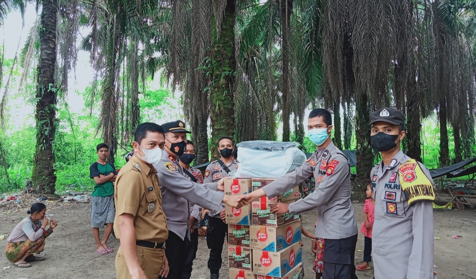 Polda Jambis saat salurkan bantuan  ke SAD Air Hitam 