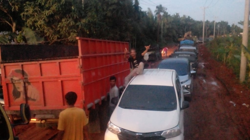 Kemacetan panjang di jalan Siau Tanjab Timur 