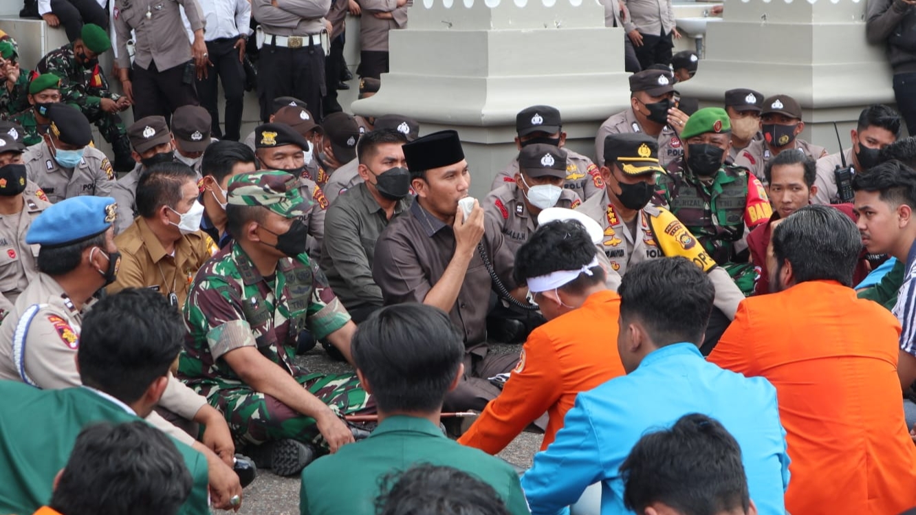 Ketua DPRD Provinsi Jambi, Edi Purwanto saat temui massa aksi 11 April 2022