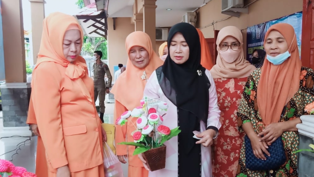 Hesti Haris saat penutupan Bazar Ramadan BKOW Provinsi Jambi 