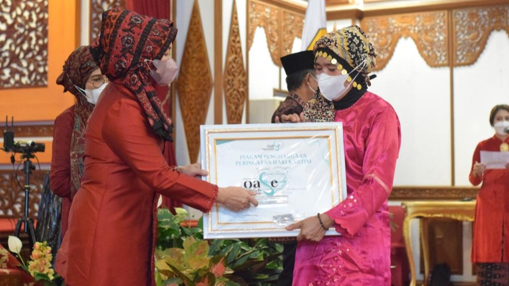 Penyerahan penghargaan perempauan inspiratif dan inovatif Provinsi Jambi tahun 2022