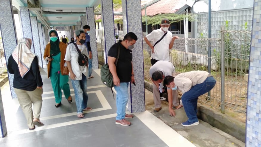 Kabid Sarpras RSUD Raden Mattaher Jambi melihat pekerjaan perbaikan drainase 