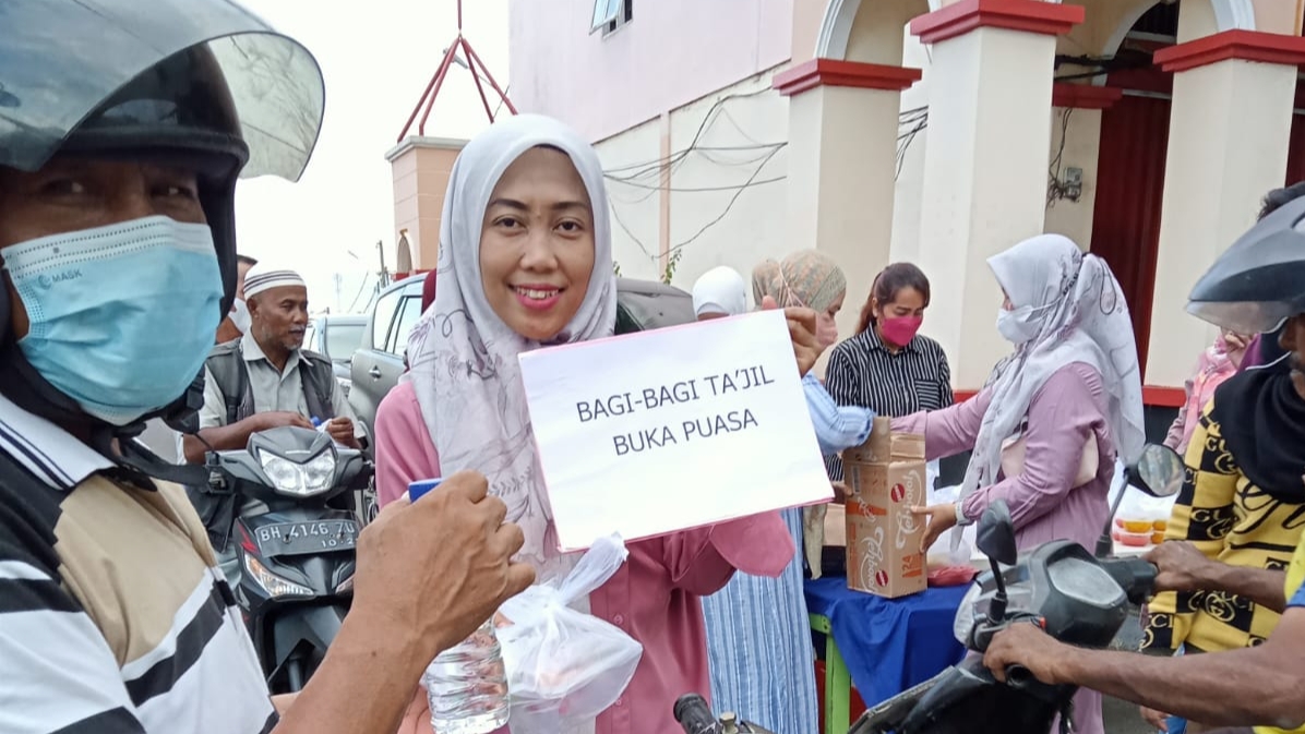 Ibu-ibu Villa Gading Mayang saat Jumat Sedekah berbgai paket takjil untuk berbuka puasa
