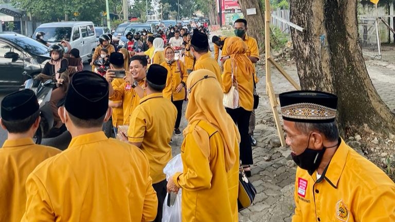 Pengurus Ormas MKGR Jambi saat berbagi takjil buka puasa ke pengendara jalan