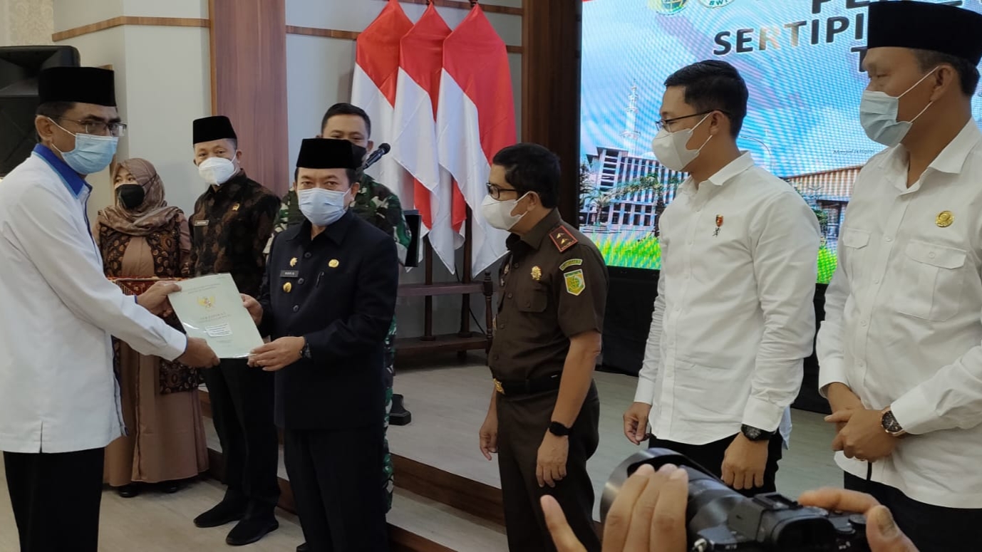 Gubernur Al Haris saat penyerahan sertifikat tanah wakaf di kantor BPN Jambi