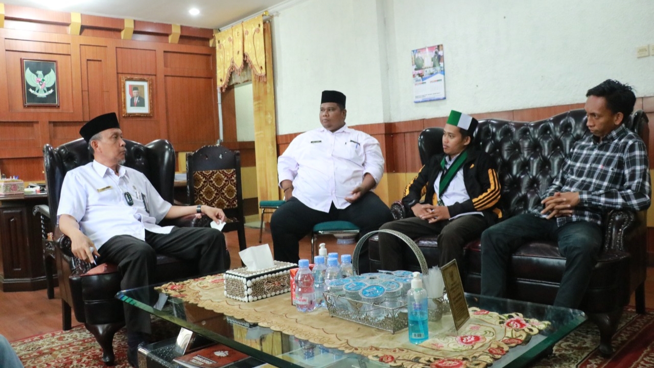 Sekda Tanjab Barat, Agus Sumantri saat audiensi dengan HMI Tanjab Barat 