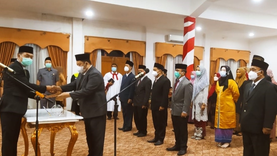 Sekda Fajarman saat lantik pejabat tadi malam