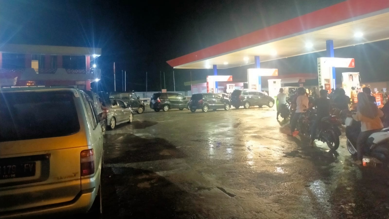 Antrian pemudik saat mengisi BBM di SPBU di Bangko 