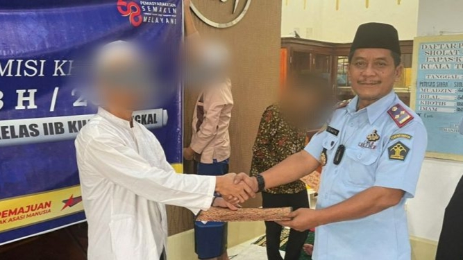 Penyerahan SK remisi lebaran dari Kemenkumham kepada narapidana