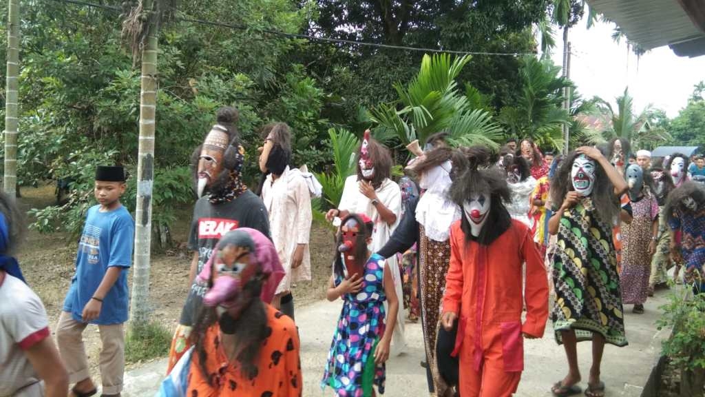 Kesenian Topeng Akbar tradisi lebaran di  Desa Muaro Jambi