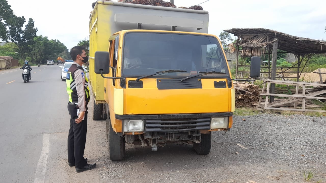 Satlantas Polresta Jambi saat tindak truk yang melanggar