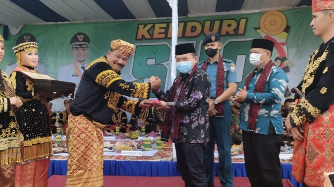 Gubernur Al Haris saat diberi gelar Depati Tiang Negeri