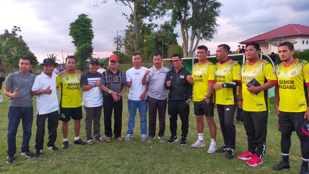 Monadi (tengah) bersama official Arteje FC dan pemain Semen Padang FC