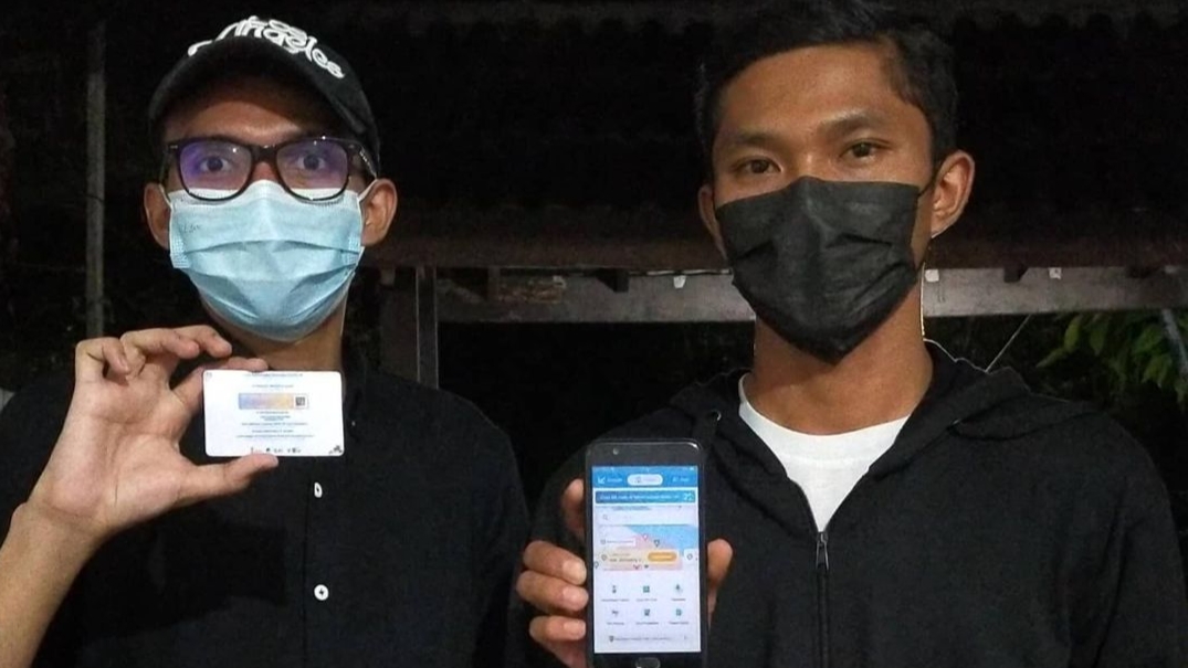 Jeff Sitepu (kiri) saat sosialisasi dengan driver Grab untuk vaksinasi beberapa waktu lalu 
