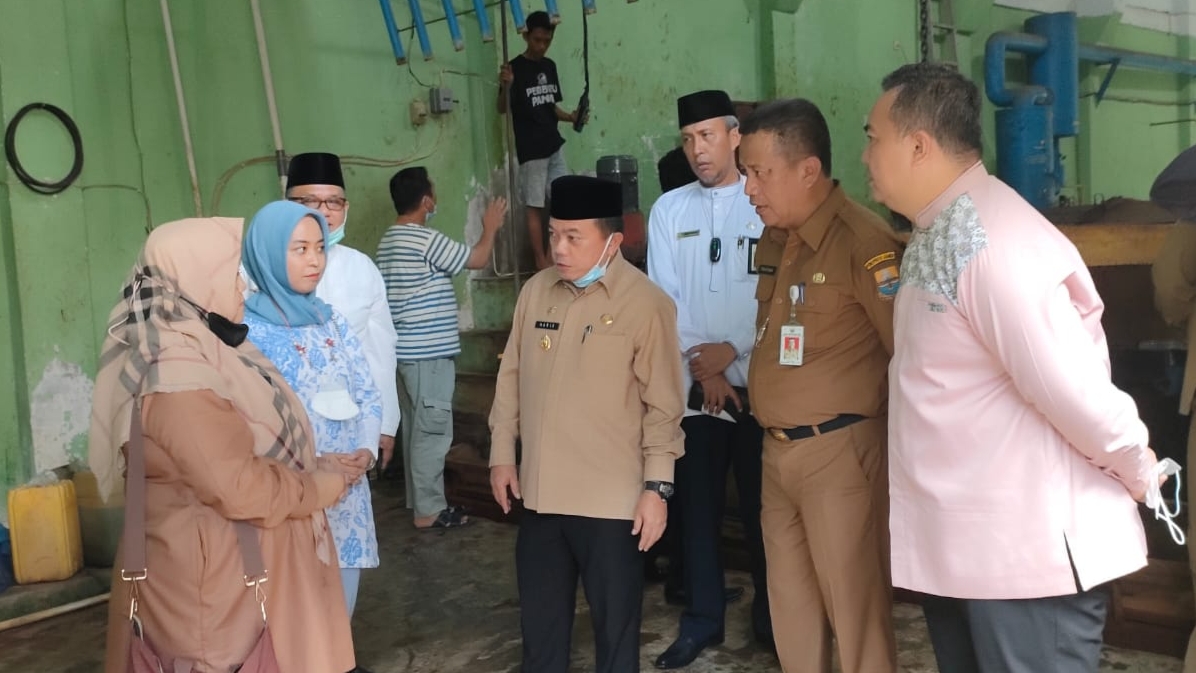 Gubernur Al Haris saat kunjungi pabrik es balok di Kuala Tungkal 