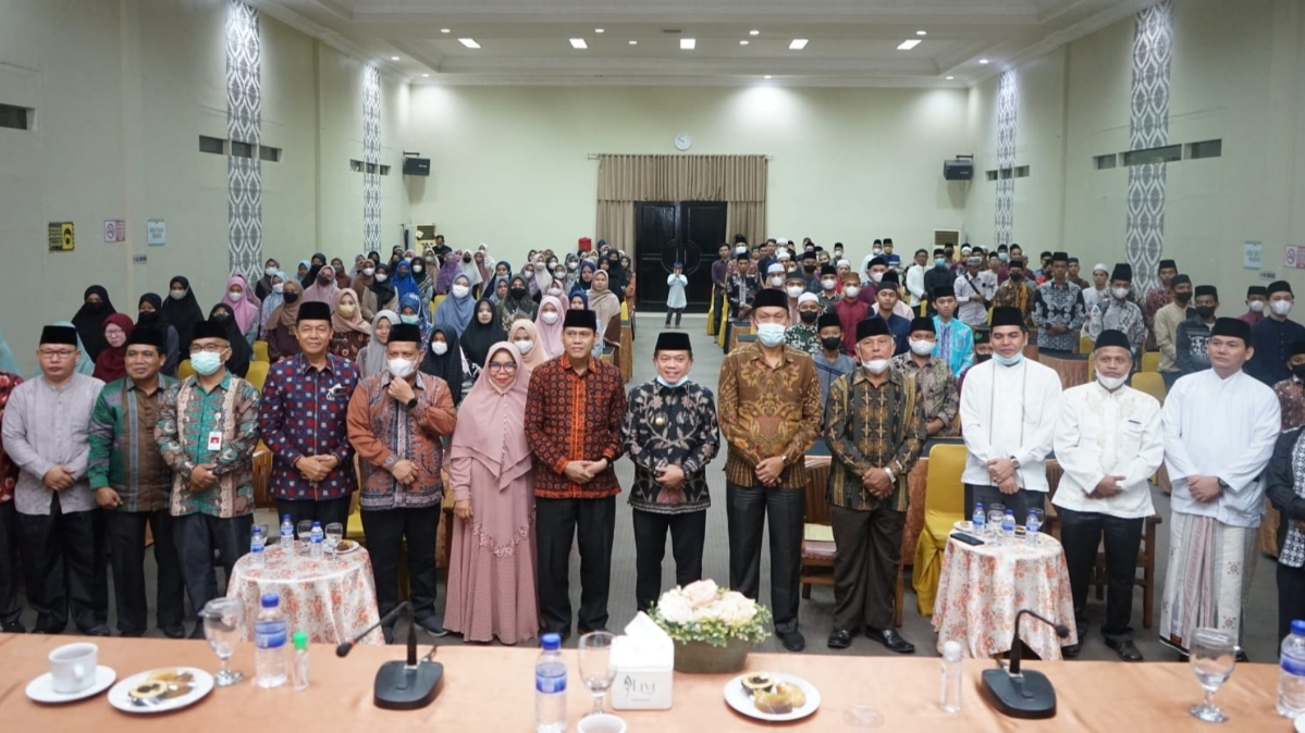 Gubernur Al Haris bersama peserta seleksi kafilah Jambi di MTQ Nasional 2022