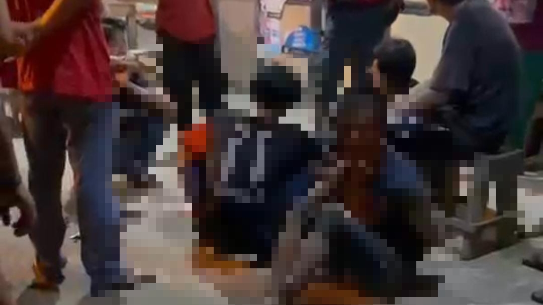 Dua pria pencuri di gudang ekspedisi dihajar massa