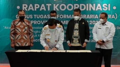 Al Haris menandatangani berita acara komitmen bersama dalam pelaksanaan GRTA Jambi 2022