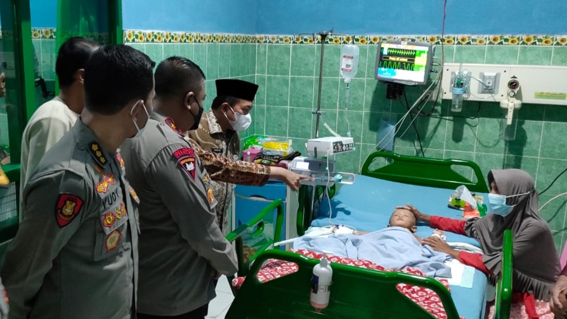 Gubernur Al Haris saat besuk anak korban pembacokan ibu kandung di Tebo