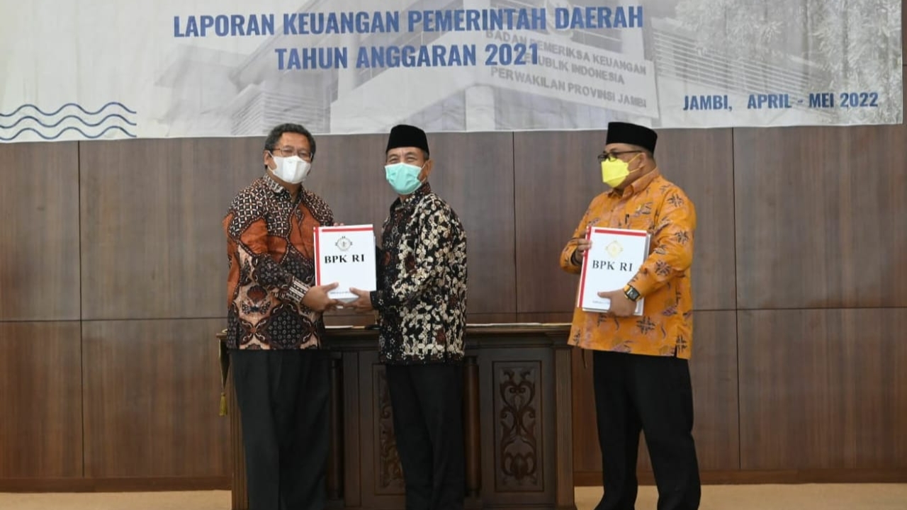 Bupati Mashuri saat terima Opini WTP dari BPK 