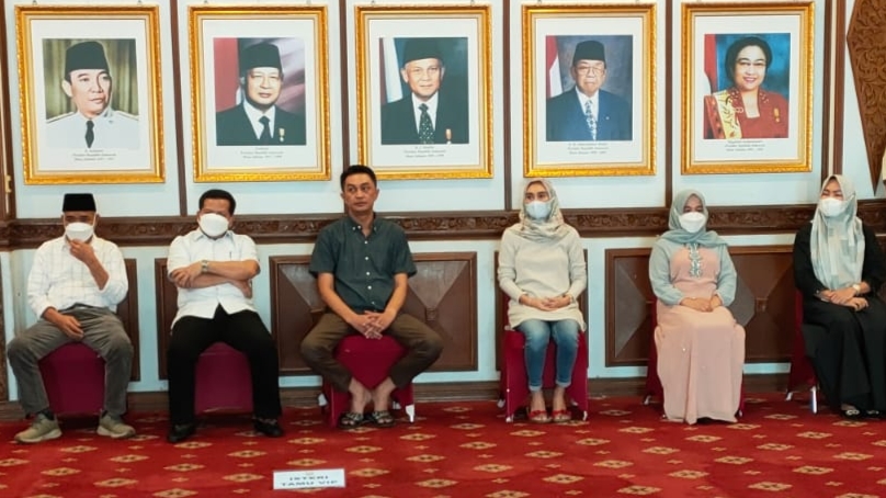 Aspan (kiri), Henrizal dan Bachyuni saat mengikuti gladi pelantikan Pj Bupati