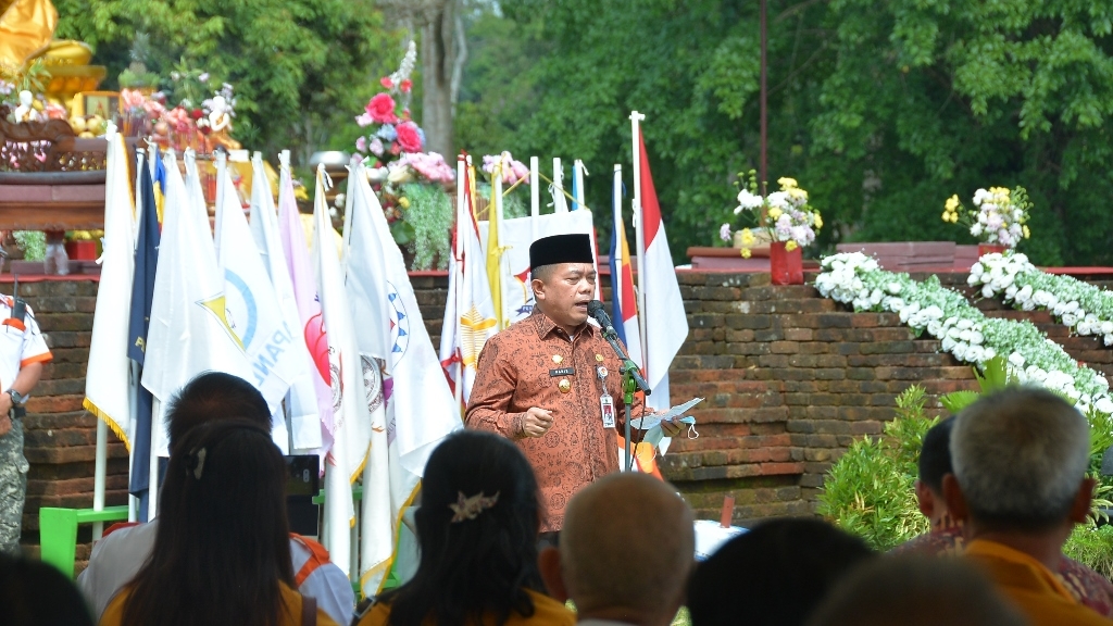 Gubernur Al Haris saat peringatan Hari Raya Waisak di Candi Muaro Jambi