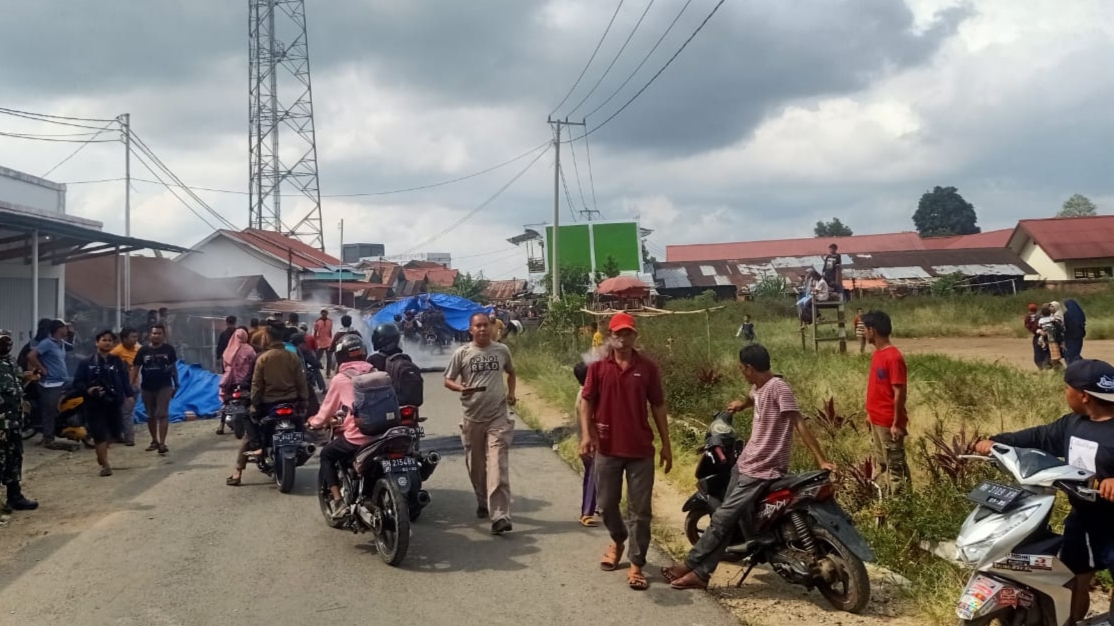 Jalan di Sungai Tebal yang diblokir massa