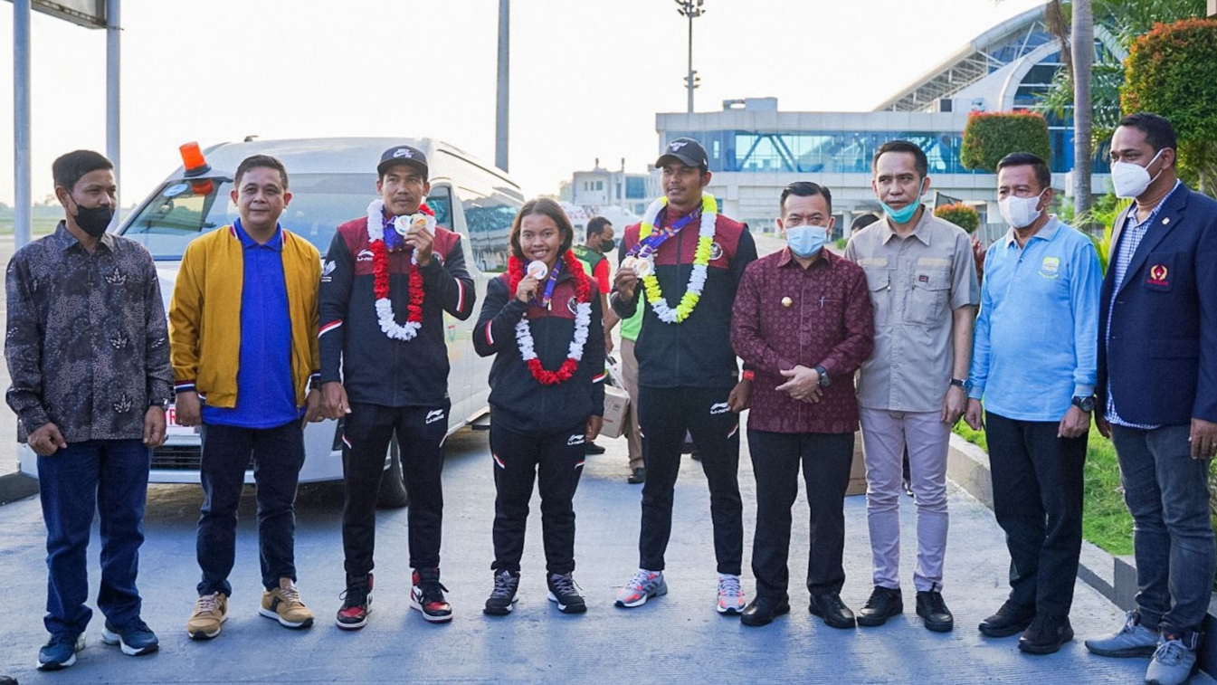 Hasan Mabruri (tiga dari kanan), Al Haris dan Budi Setiawan saat menyambut kedatangan atlet Jambi