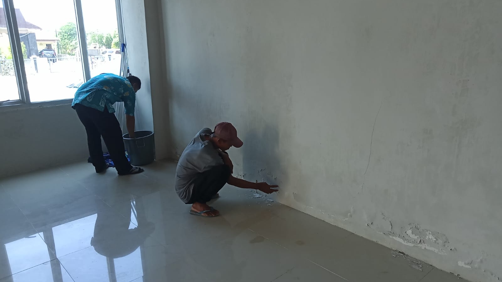 Pekerja saat perbaikan gedung baru Samsat Tanjab Barat 