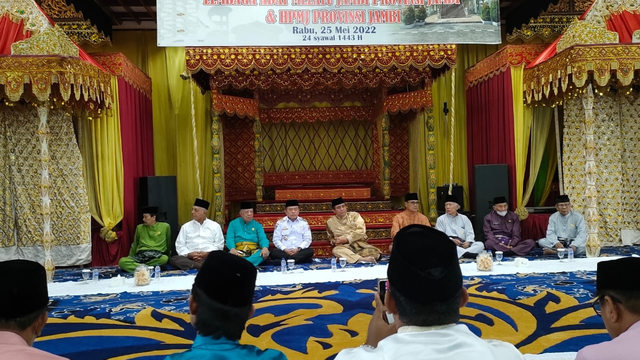 Gubernur Al Haris saat hadiri acara halal bihalal LAM Jambi