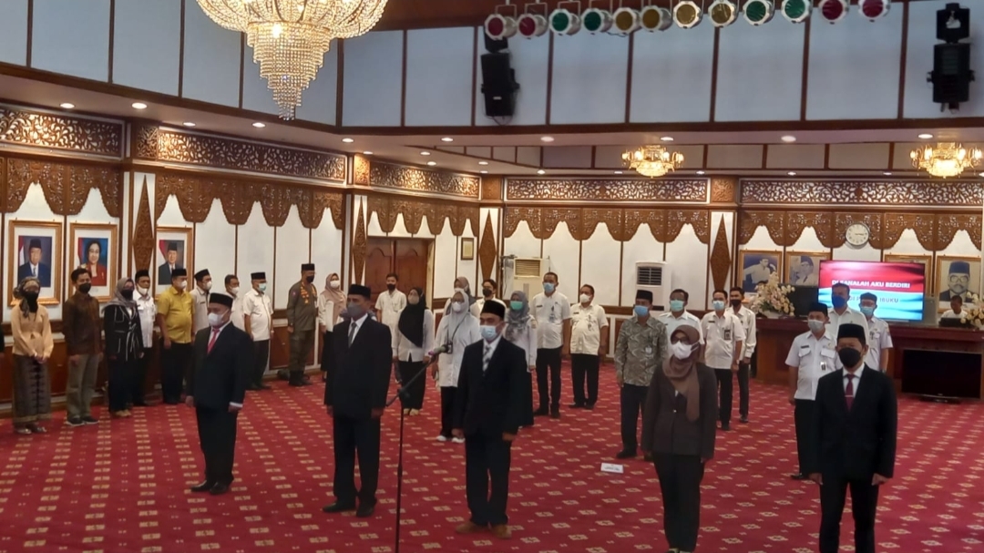 Gubernur Al Haris saat lantik 5 komisioner KIP Jambi