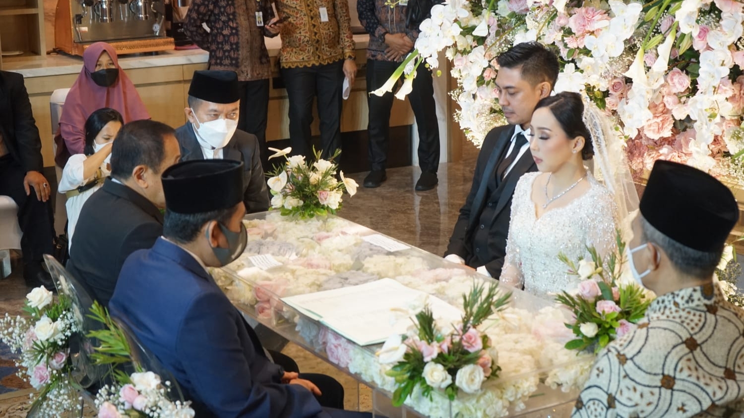 Gubernur Al Haris saat menjadi saksi nikah Zumi Laza Zulkifli 