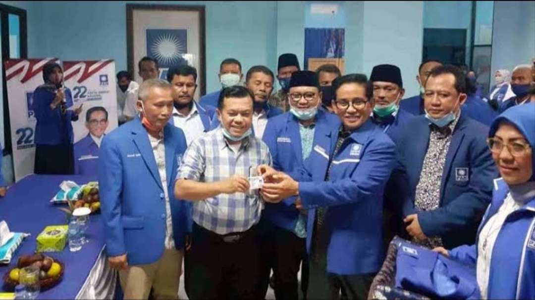 H. Bakri saat menyerahkan KTA PAN kepada Al Haris beberapa waktu yang lalu