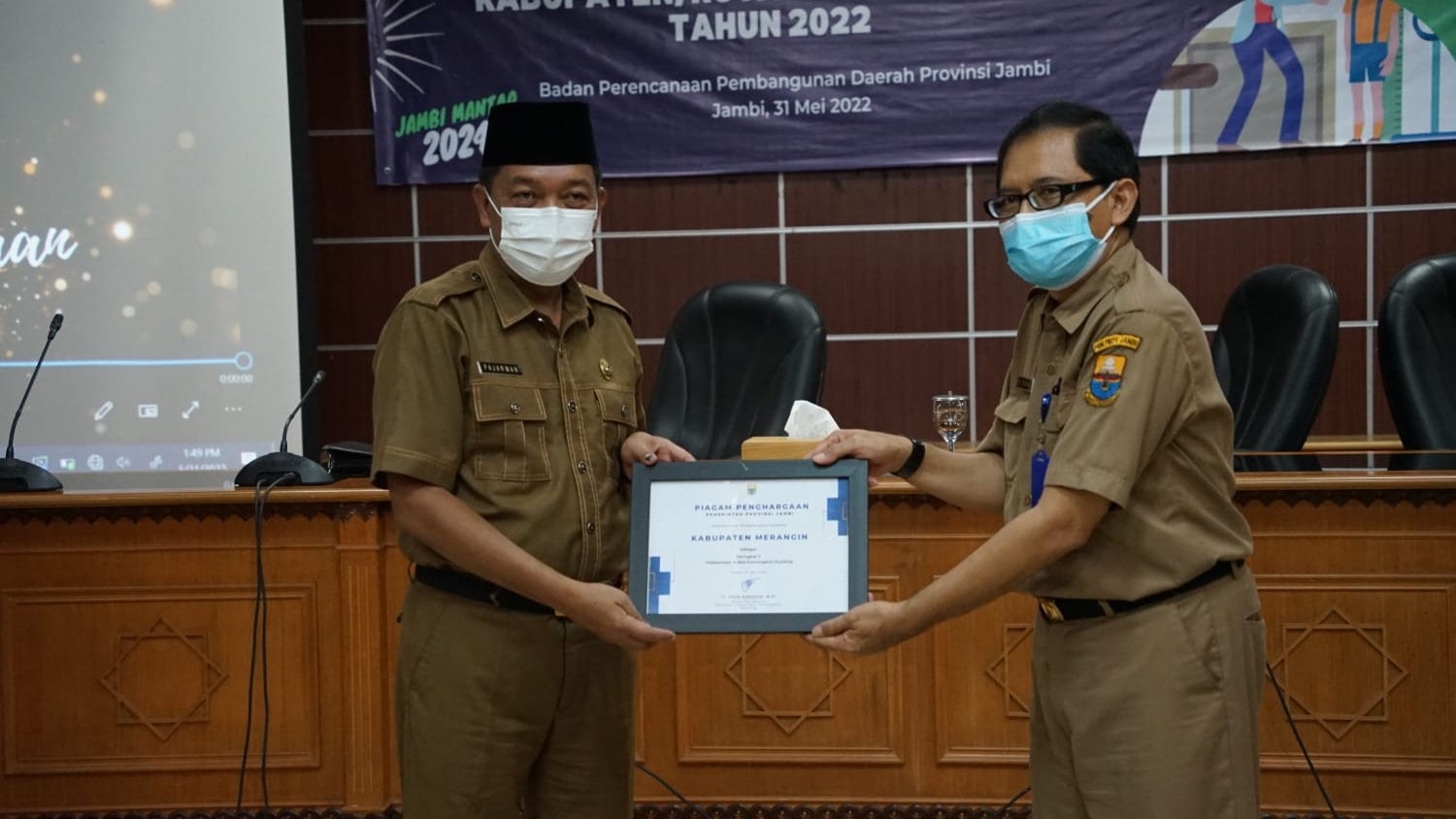 Fajarman saat terima penghargaan 