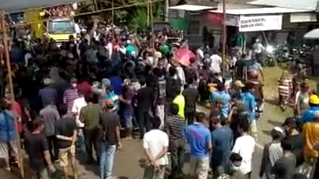 Warga Sridadi Batanghari saat aksi jam operasional angkutan batu bara 