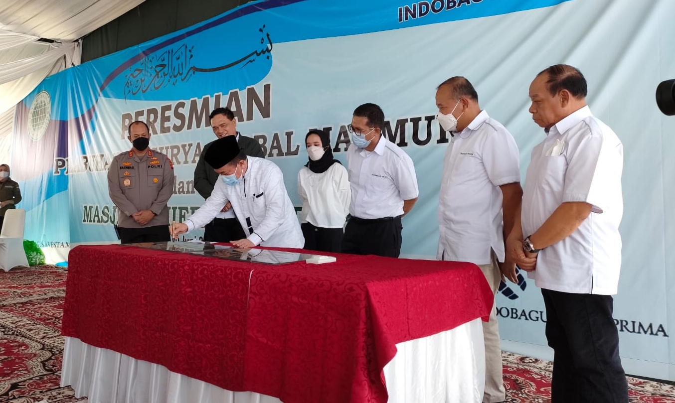 Gubernur Al Haris saat persemian pelabuhan PT SGM